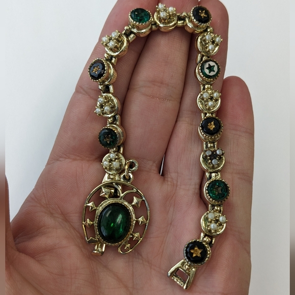EVC SIGNED ART GOLD TONE W/GREEN RHINESTONES & FAUX PEARLS CHARM BRACELET - Picture 13 of 14